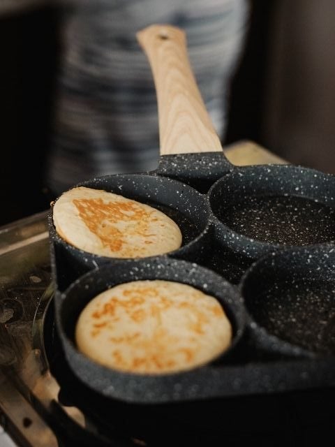 padella con i fori per pancake alla banana senza uova