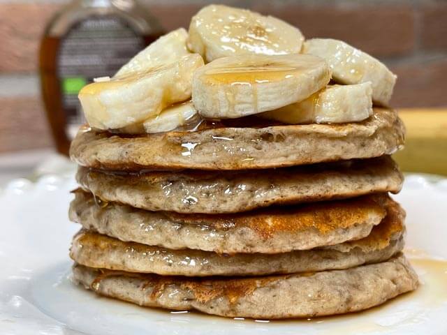 pancakes alla banana senza uova impilati con banane fresche
