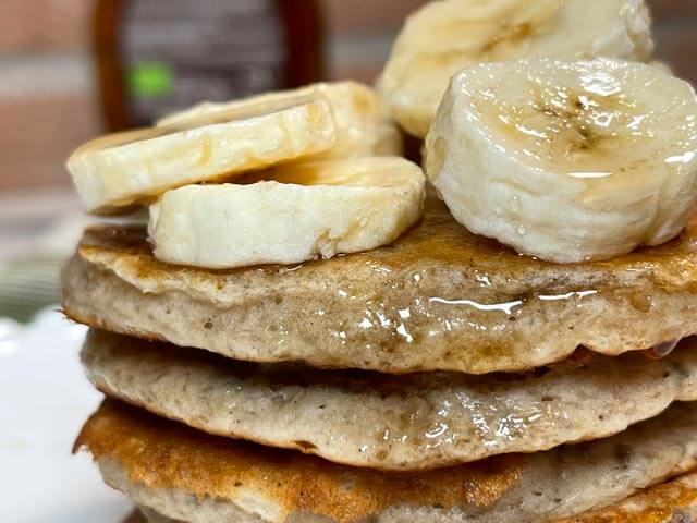 pancake alla banana senza uova soffici serviti con fettine di banana