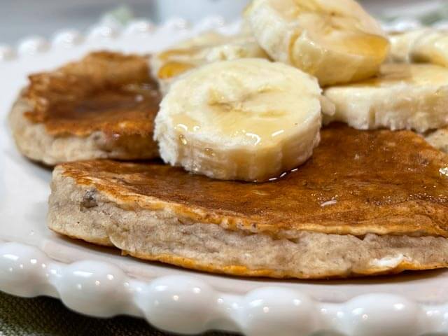 banana pancake senza uova nel piatto con banane fresche
