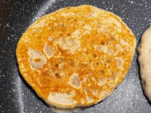 cottura secondo lato dei pancake soffici alla banana