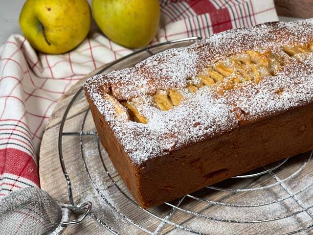 plumcake alle mele senza burro spolverato di zucchero a velo