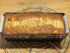plumcake alle mele senza burro nello stampo appena sfornato