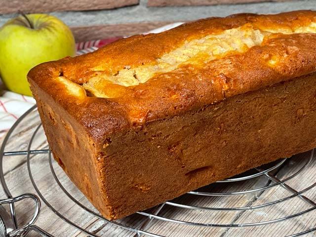 plumcake alle mele senza burro sulla griglia a raffreddare