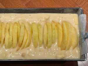 plumcake alle mele senza burro pronto da infornare