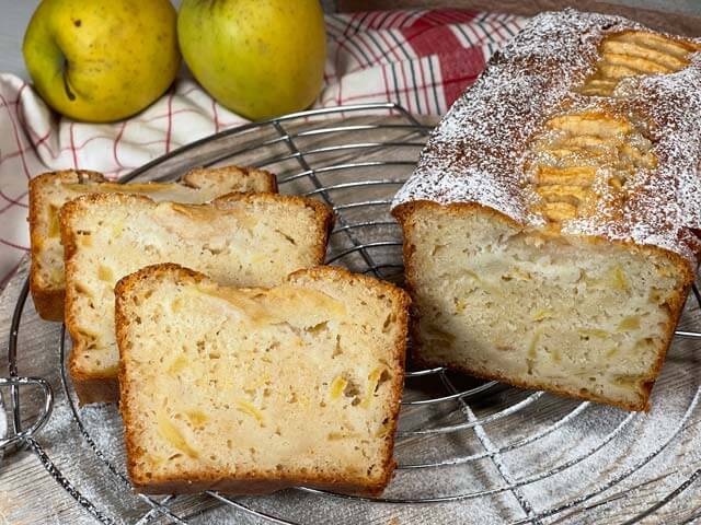 plumcake alle mele senza burro a fette con zucchero a velo
