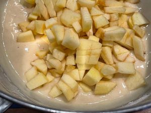 aggiunta delle mele nell'impasto del plumcake alle mele senza burro