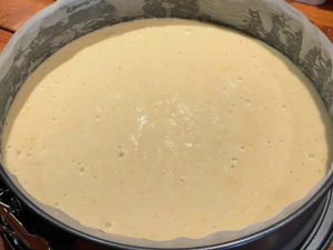 impasto della torta all'arancia vegana nella tortiera prima di infornare