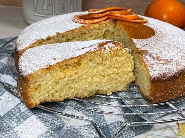 interno morbido e umido della torta all'arancia vegana