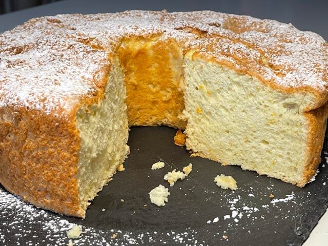 Angel food cake spolverata di zucchero a velo