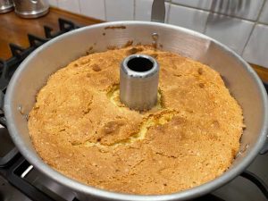 angel food cake dorata al termine della cottura