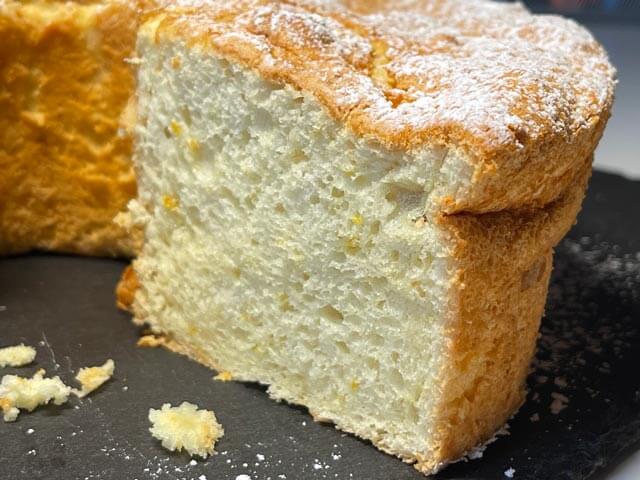 interno della angel food cake alta e spugnosa