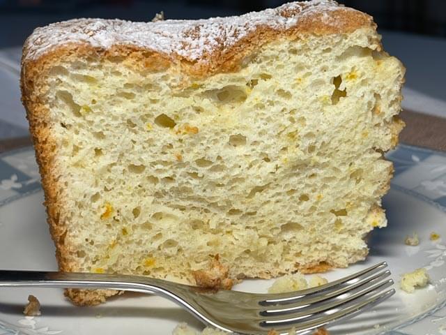 fetta di angel food cake all'arancia con zucchero a velo