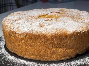 angel food cake intera appena sfornata