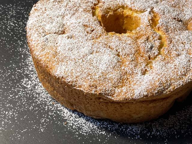 angel food cake intera decorata con zucchero a velo