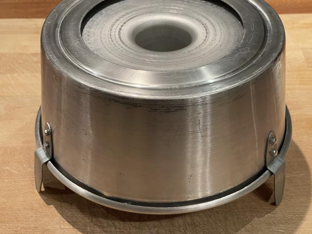 stampo per angel food cake con i tre piedini di appoggio