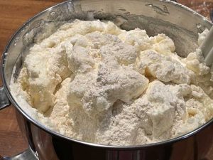 aggiunta della farina agli albumi nell'impasto della angel food cake