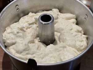 impasto della angel food cake nello stampo in alluminio