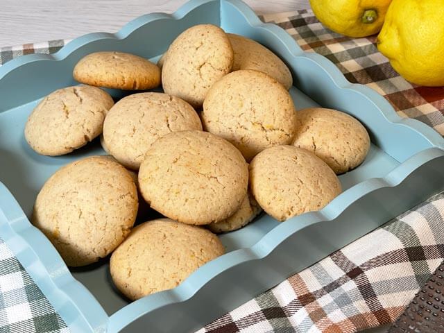 biscotti al limone vegani appena sfornati