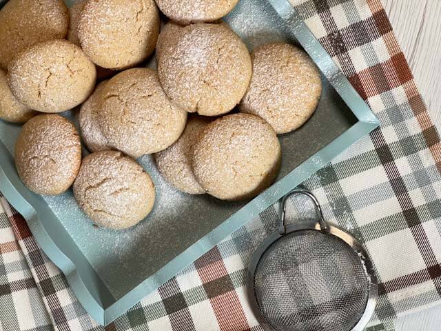 biscotti al limone vegani spolverati di zucchero a velo