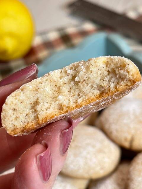 interno dei biscotti al limone vegani friabili e fragranti