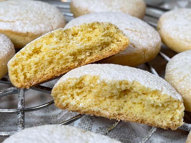 Interno friabile e croccante dei biscotti al mais
