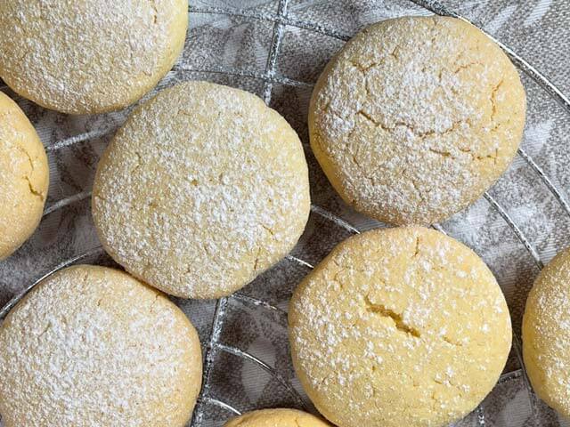 biscotti con farina di mais senza glutine con il tipico colore giallo