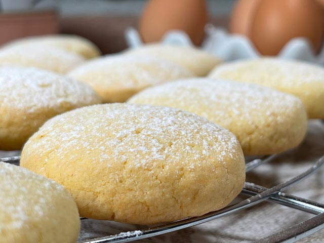 biscotti di mais con zucchero a velo sulla gratella di raffreddamento