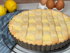 crostata alla ricotta e limone sfornata sulla griglia a raffreddare