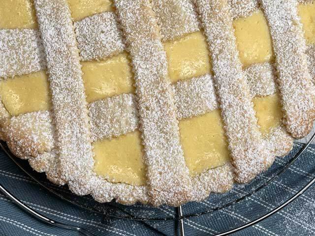 dettaglio delle losanghe della crostata alla ricotta e limone