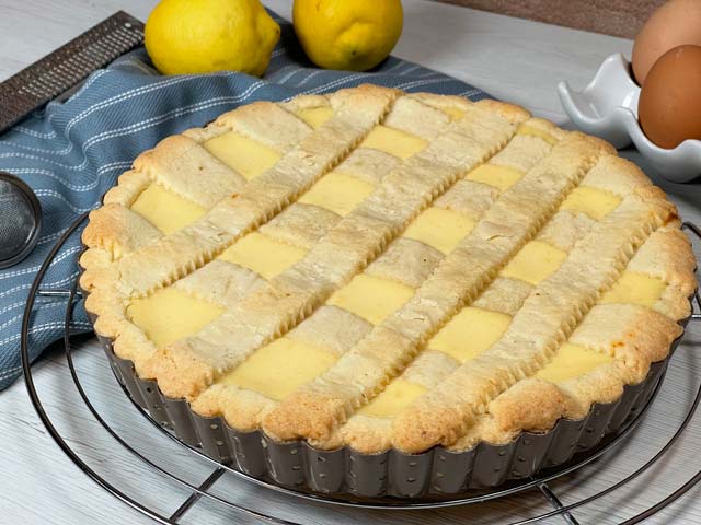 crostata di ricotta e limone calda appena sfornata