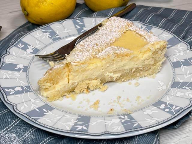 fetta di crostata ricotta e limone nel piatto