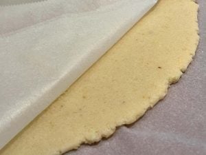 pasta frolla per crostata alla ricotta e limone stesa