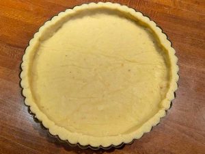 guscio della crostata alla ricotta e limone nella tortiera