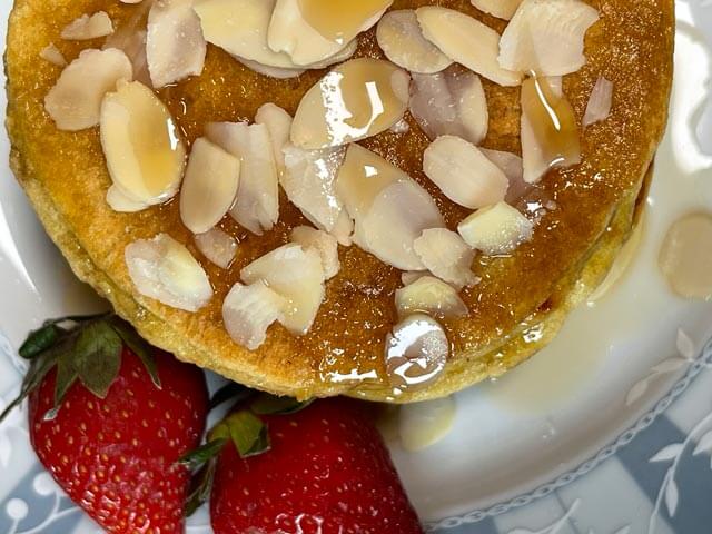 pancake con farina di mandorla nel piatto pronti da servire