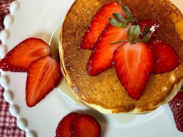 pancake con farina di riso e fragole fresche dall'alto