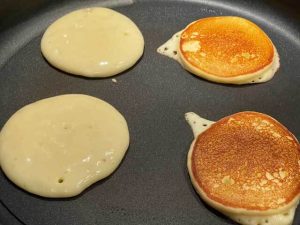 cottura di quattro pancake con farina di riso nella padella