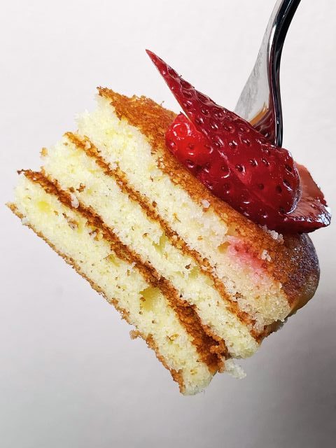 boccone di pancake con farina di riso con fragole