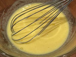 ingredienti liquidi per pancake con farina di riso