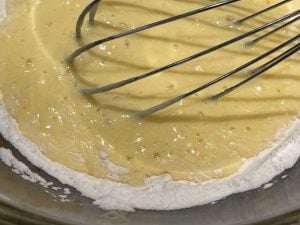 ingredienti secchi e liquidi dei pancake con farina di riso