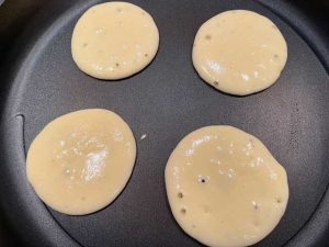 pancake con farina di riso con bollicine pronti da girare