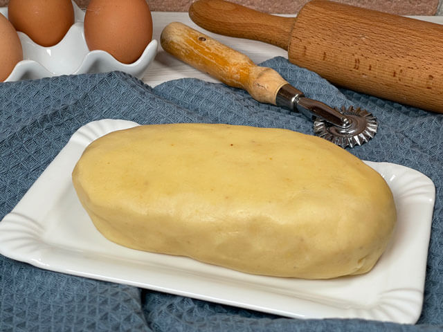 pasta frolla con farina di mandorle pronta da utilizzare