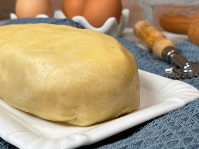 pasta frolla con farina di mandorle per dolci pronta da stendere