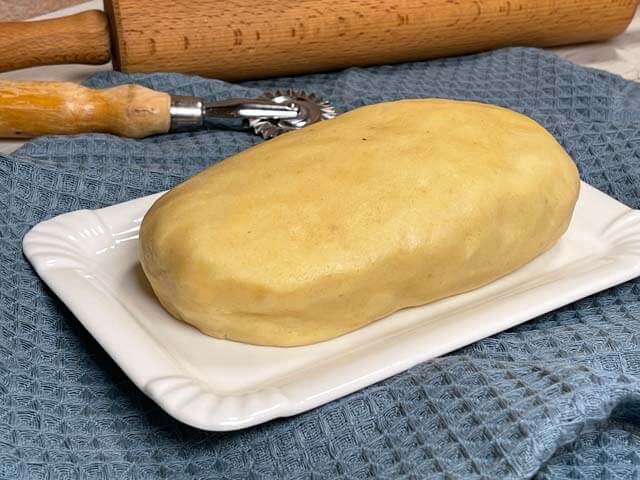 pasta frolla con farina di mandorle dopo il riposo in frigorifero