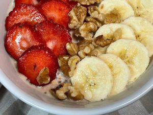 porridge freddo pronto e guarnito con frutta fresca e noci