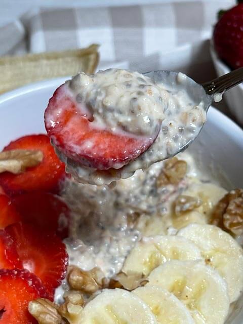 cucchiaio di porridge freddo con fragole e semi di chia