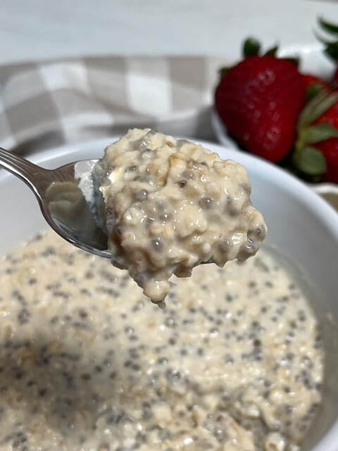 porridge freddo con latte e semi di chia