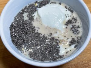 ingredienti nella ciotola per preparare il porridge freddo