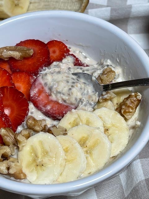 porridge freddo d'avena cremoso con semi di chia