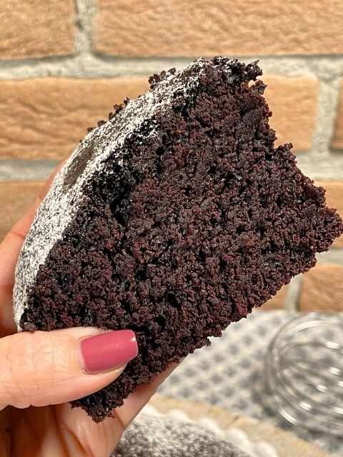 fetta di torta all’acqua al cacao umida e soffice